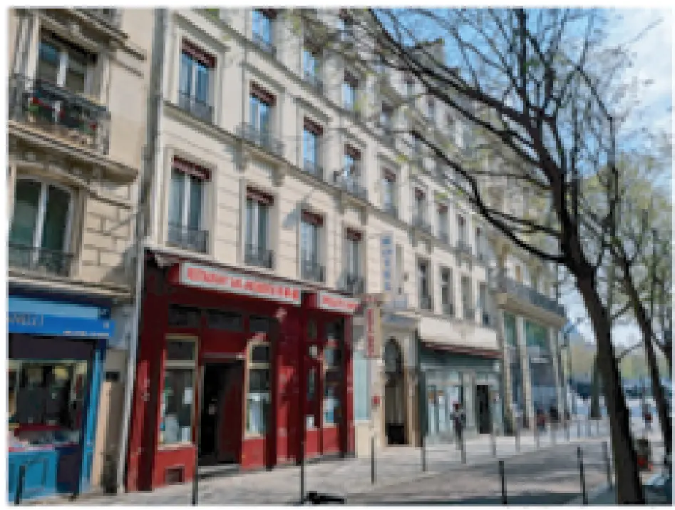 Façade de l’hôtel Paris-Bruxelles avant réhabilitation complète à Paris 3e