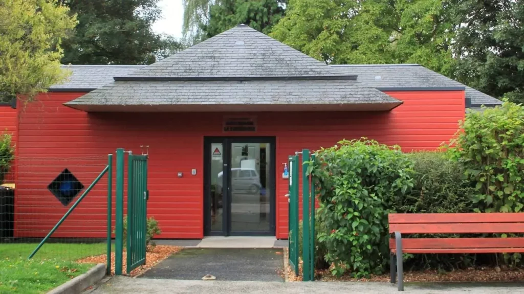 Façade de la crèche La Farandole à Villeneuve-la-Garenne avant réhabilitation
