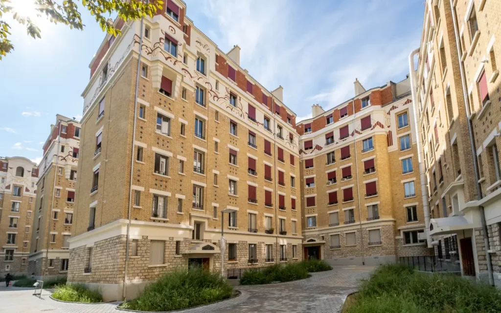 Immeuble rue du Château à Paris 14e concerné par la réhabilitation énergétique