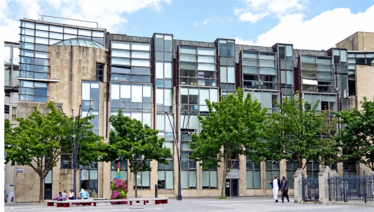 Centre administratif de Saint-Denis, façade