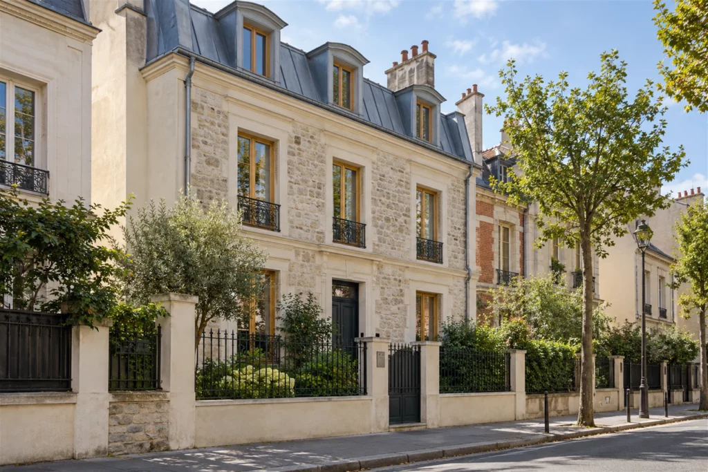 Illustration : maison de ville rénovée en proche banlieue