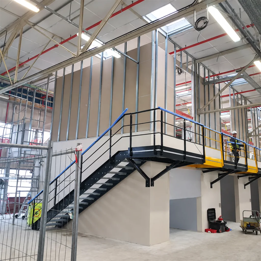 Mezzanine métallique et escalier réalisés dans l’usine Nidec PSA Emotors